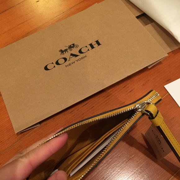 New with tag Coach Wristlet Wallet mini bag NWT 🎁 - Picture 7 of 7